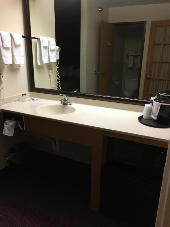 Moose Lake Lodge & Suites Bagian luar foto
