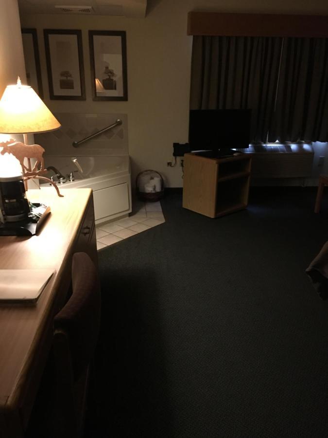 Moose Lake Lodge & Suites Bagian luar foto