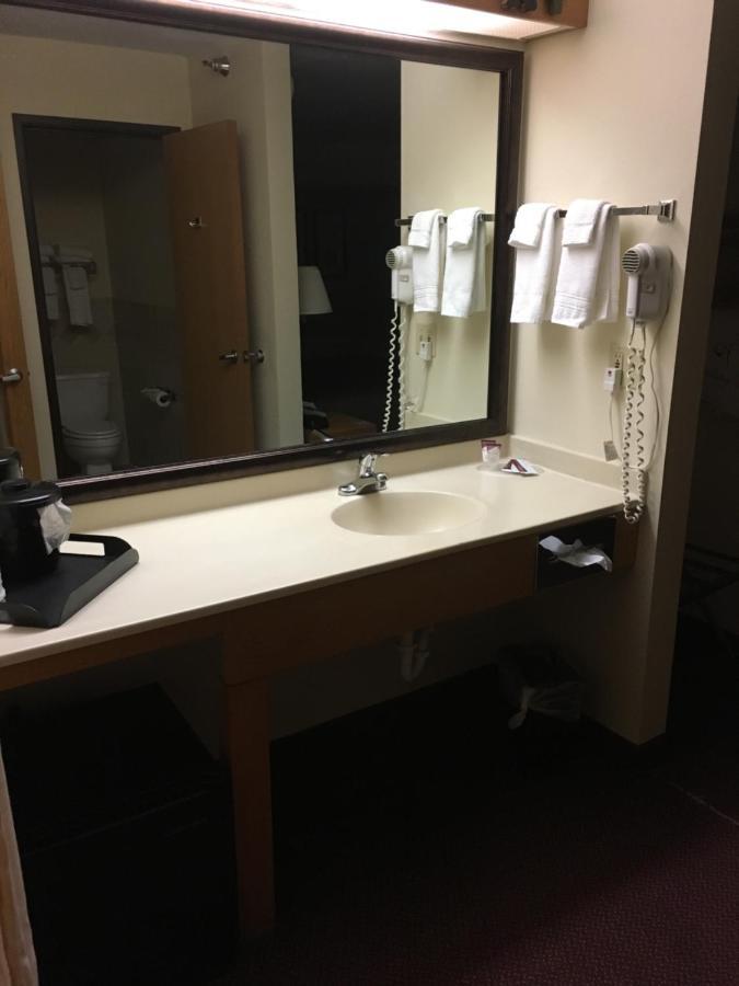 Moose Lake Lodge & Suites Bagian luar foto