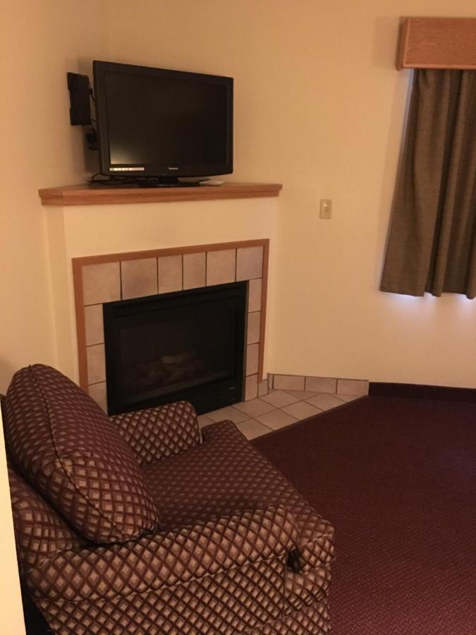 Moose Lake Lodge & Suites Bagian luar foto