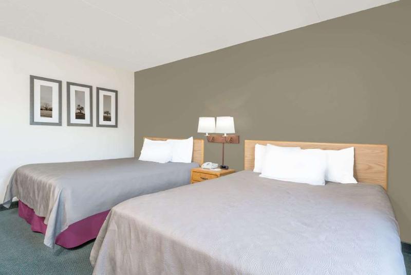 Moose Lake Lodge & Suites Bagian luar foto